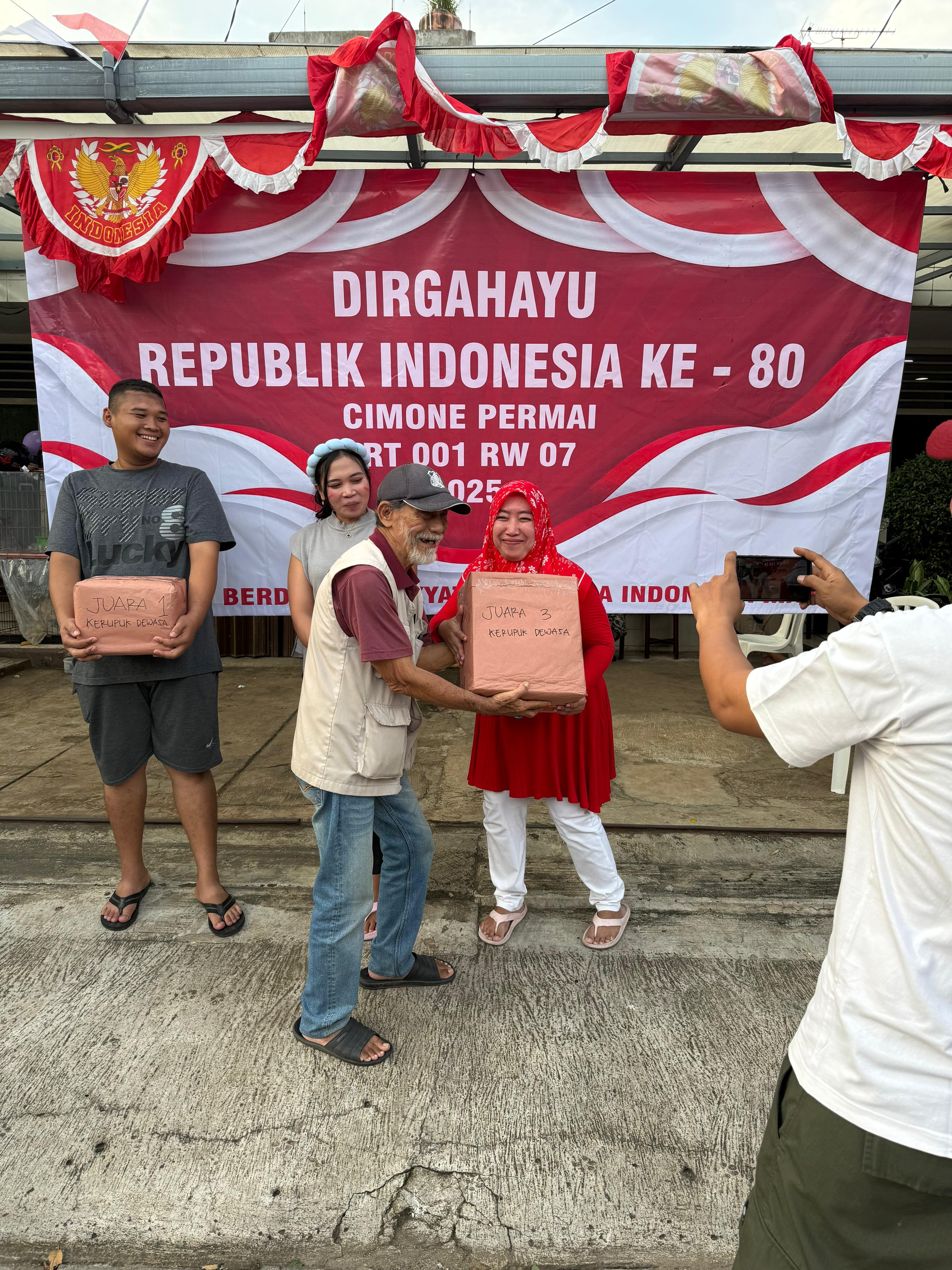 Penyerahan hadiah lomba HUT RI ke-80 kepada pemenang di RT 01/RW 07 Cimone Permai.